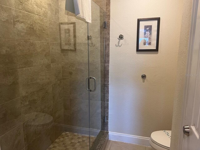 3100 Parkway Blvd Unit 717, Kissimmee, FL 34747 - full bath featuring toilet, a shower stall, tile patterned floors, and baseboards