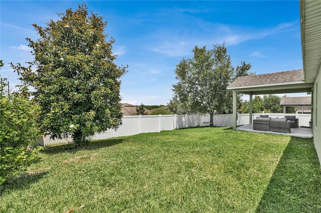 view of yard with outdoor lounge area