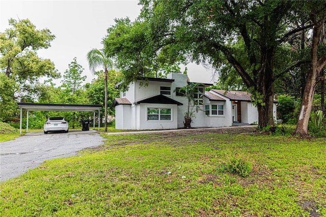 view of front of home featuring a carport and a front lawn