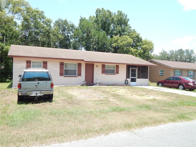 ranch-style home featuring a front lawn