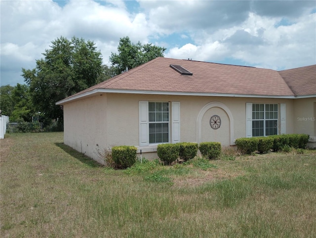 view of front of property featuring a front lawn