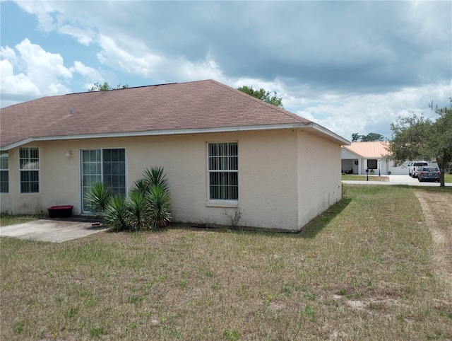 view of side of property featuring a yard