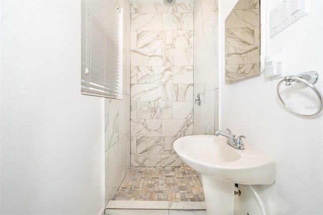 bathroom featuring a tile shower