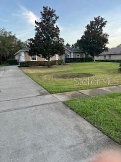 view of front of property featuring a front lawn