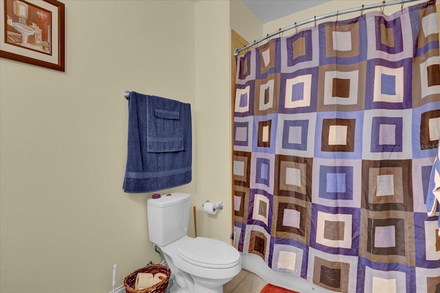 bathroom featuring tile patterned floors, curtained shower, and toilet