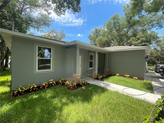 ranch-style house featuring a front yard