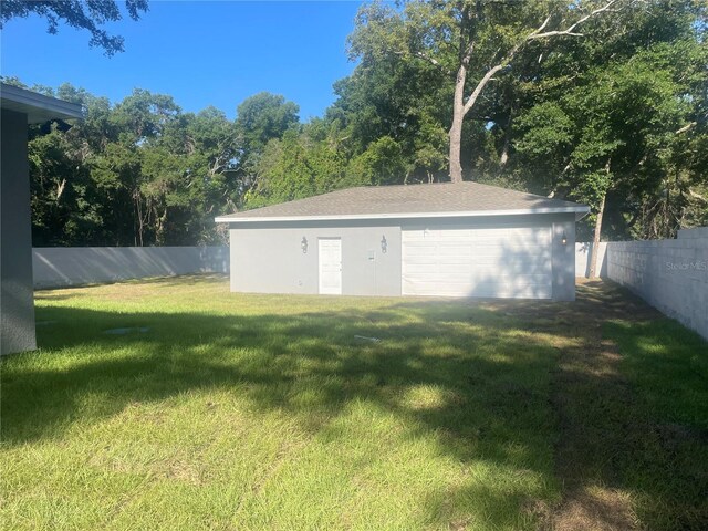 view of yard featuring an outbuilding