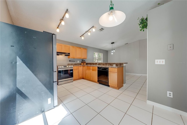 kitchen with light brown cabinets, sink, stainless steel appliances, kitchen peninsula, and pendant lighting