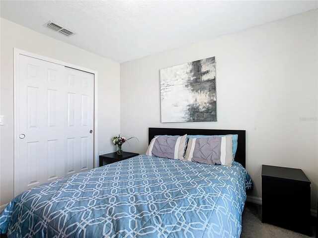 bedroom featuring carpet flooring and a closet