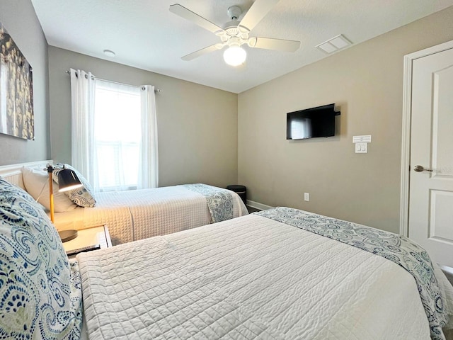 bedroom with ceiling fan