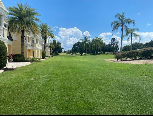 view of property's community featuring a lawn