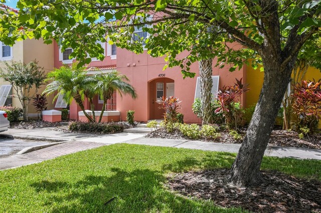 view of front facade featuring a front yard