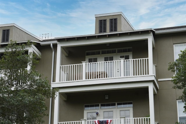 exterior space featuring a balcony