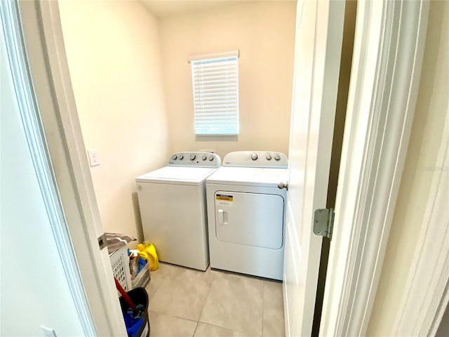 washroom featuring light tile patterned floors and independent washer and dryer