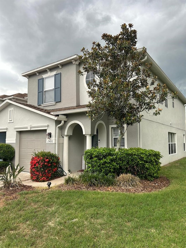 view of front facade featuring a front lawn and a garage