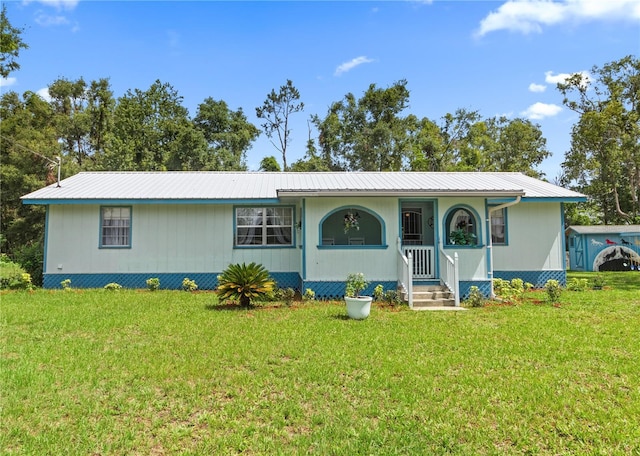 ranch-style home featuring a front lawn