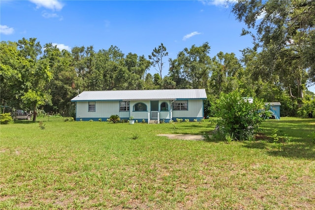 ranch-style house featuring a front yard