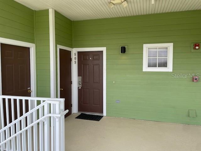 property entrance featuring a porch