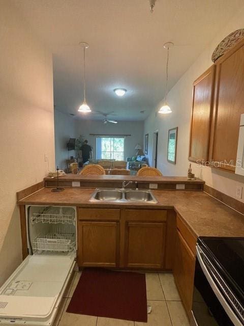 kitchen featuring ceiling fan, hanging light fixtures, kitchen peninsula, sink, and light tile patterned floors