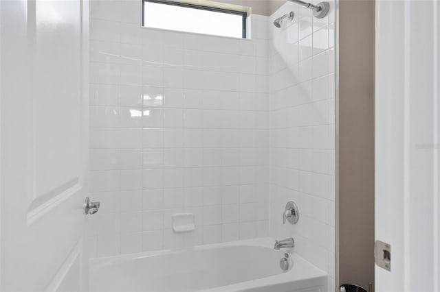 bathroom featuring tiled shower / bath combo