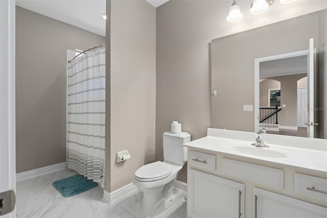 bathroom featuring a shower with shower curtain, vanity, and toilet