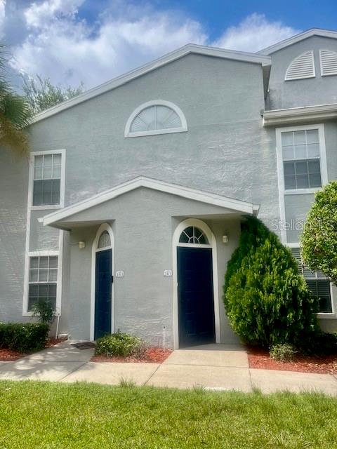 view of front of home featuring a front lawn