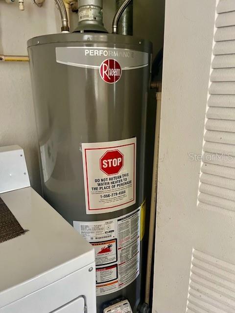 utility room with washer / clothes dryer and gas water heater