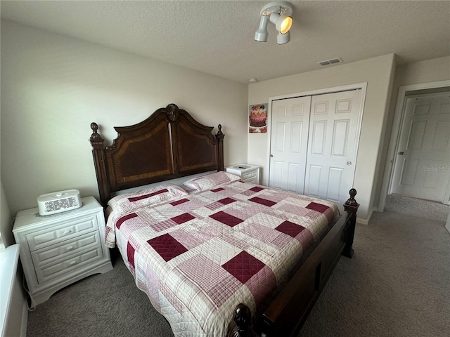 bedroom with a textured ceiling, carpet flooring, ceiling fan, and a closet