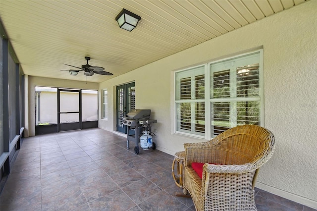 sunroom with ceiling fan