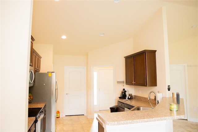 kitchen featuring stove, sink, kitchen peninsula, and light tile patterned floors