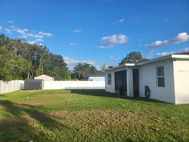 view of yard featuring a storage shed