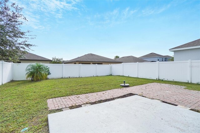 view of yard featuring a patio area