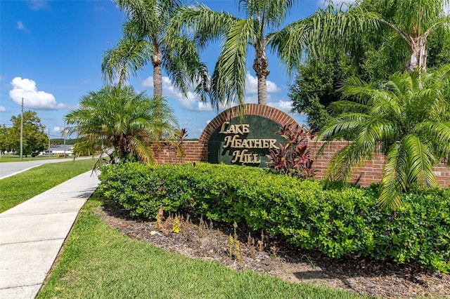 community sign featuring a yard