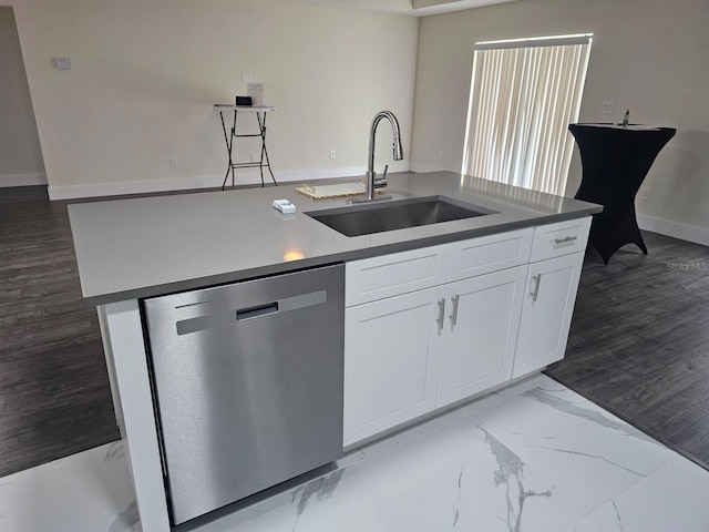 kitchen featuring white cabinets, dishwasher, a center island with sink, sink, and hardwood / wood-style flooring