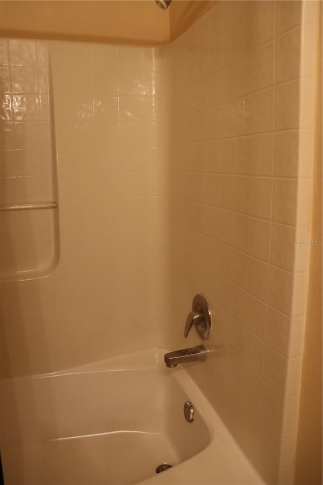 bathroom featuring tiled shower / bath combo