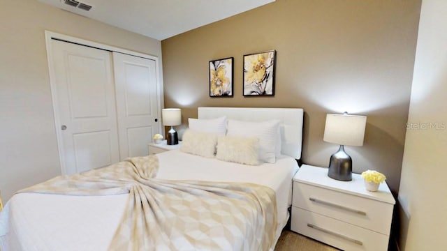 bedroom featuring carpet floors and a closet