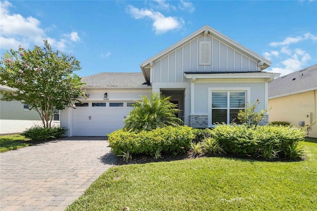 view of front facade featuring a garage and a front yard