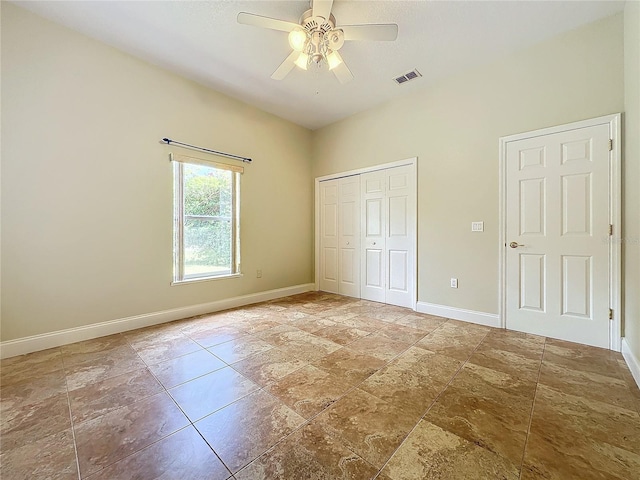 unfurnished bedroom featuring ceiling fan and a closet