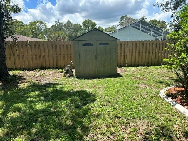 view of yard featuring a storage shed