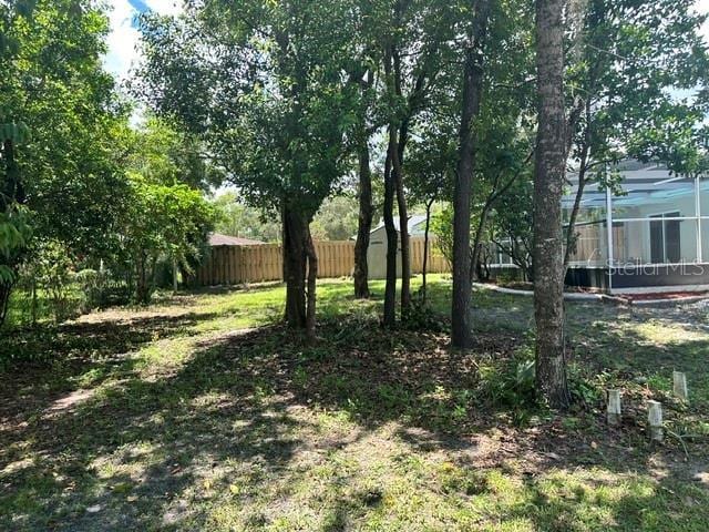 view of yard featuring a storage shed