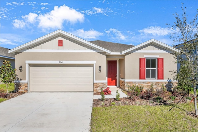 view of front of home featuring a front yard and a garage