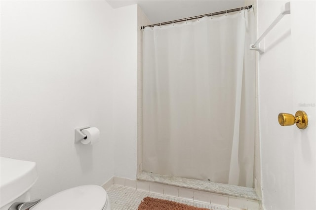 full bath featuring toilet and a shower with curtain