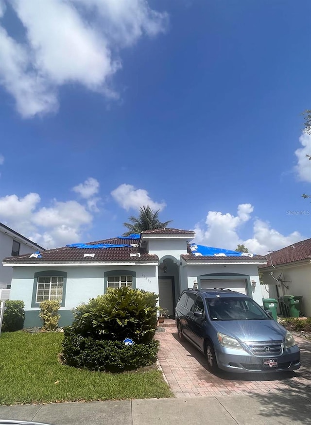 view of front of home featuring a front lawn and a garage