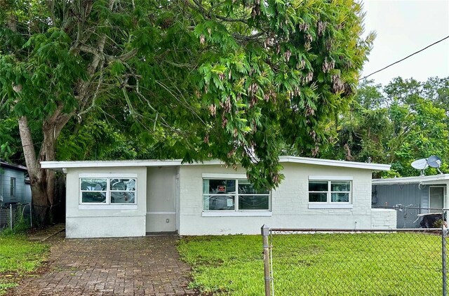 view of front facade featuring a front yard