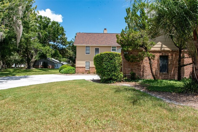 view of front of house with a front lawn