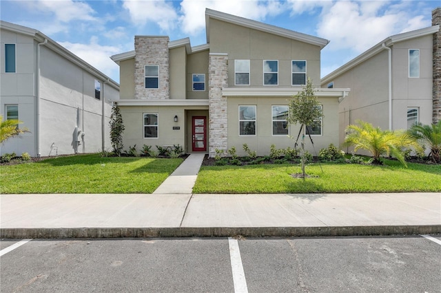 view of front of property featuring a front yard