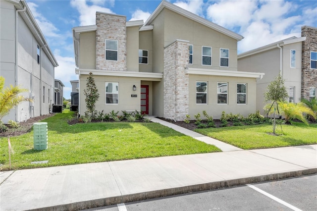 view of front of property featuring a front yard