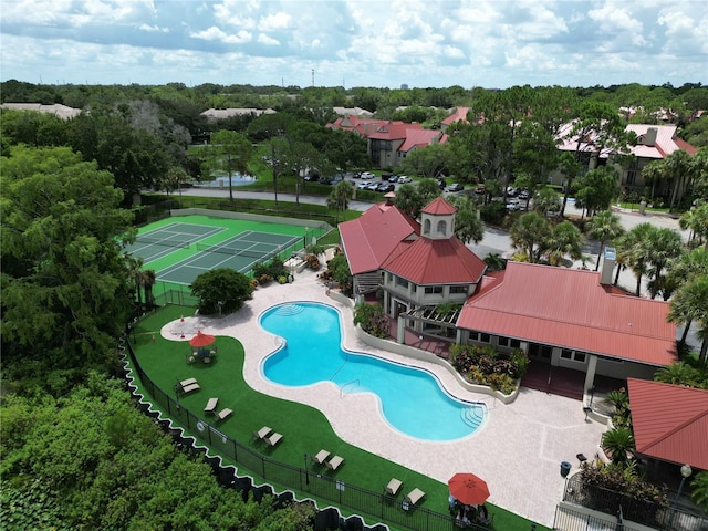 view of swimming pool with a lawn