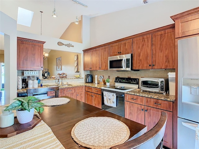 kitchen featuring tasteful backsplash, sink, refrigerator with ice dispenser, and electric range