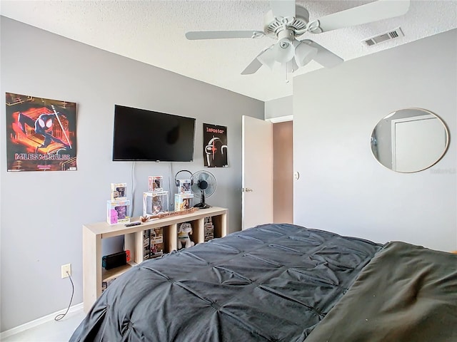 bedroom featuring ceiling fan and a textured ceiling